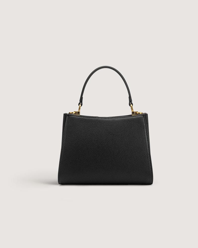 An all-time bag in black leather