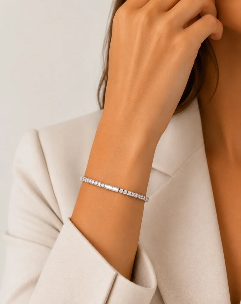 Women’s bracelet decorated with zircon stones in Silver