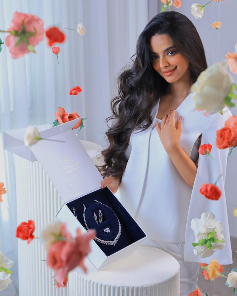 طقم نسائي أنيق باللون الفضي