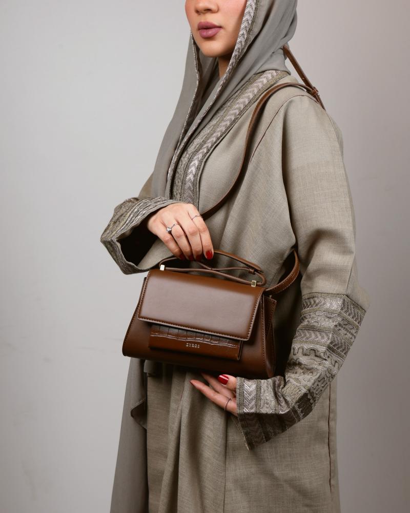 A bag that symbolizes elegance and suits all your looks in brown