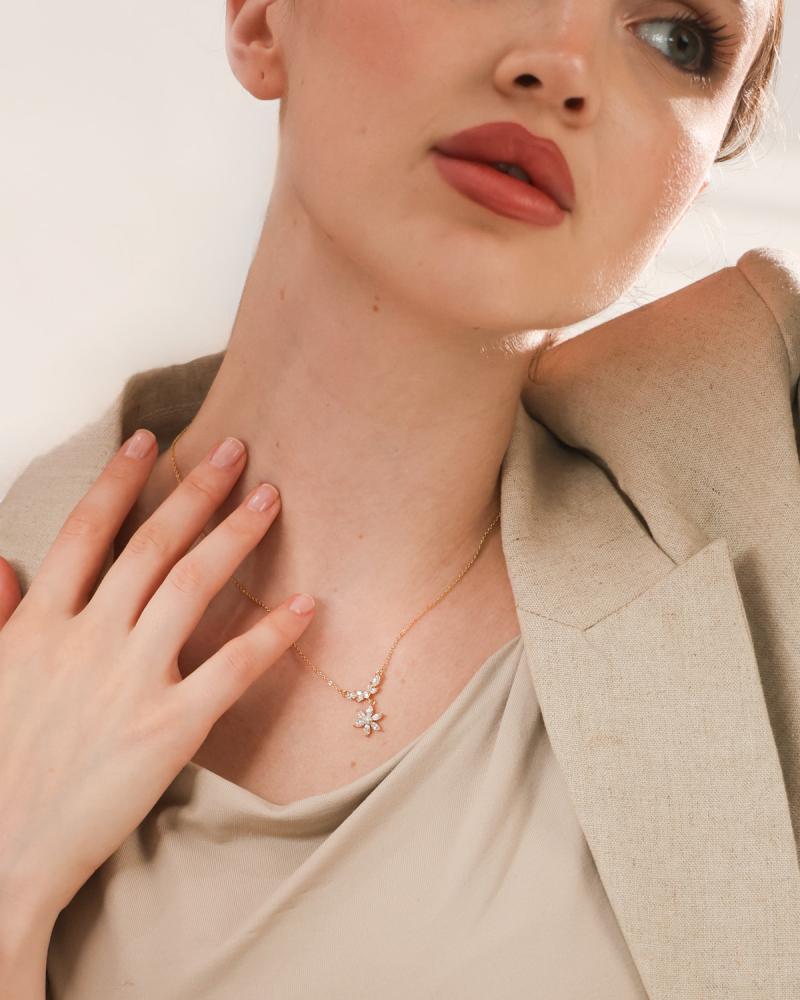 Elegant women's necklace in gold color