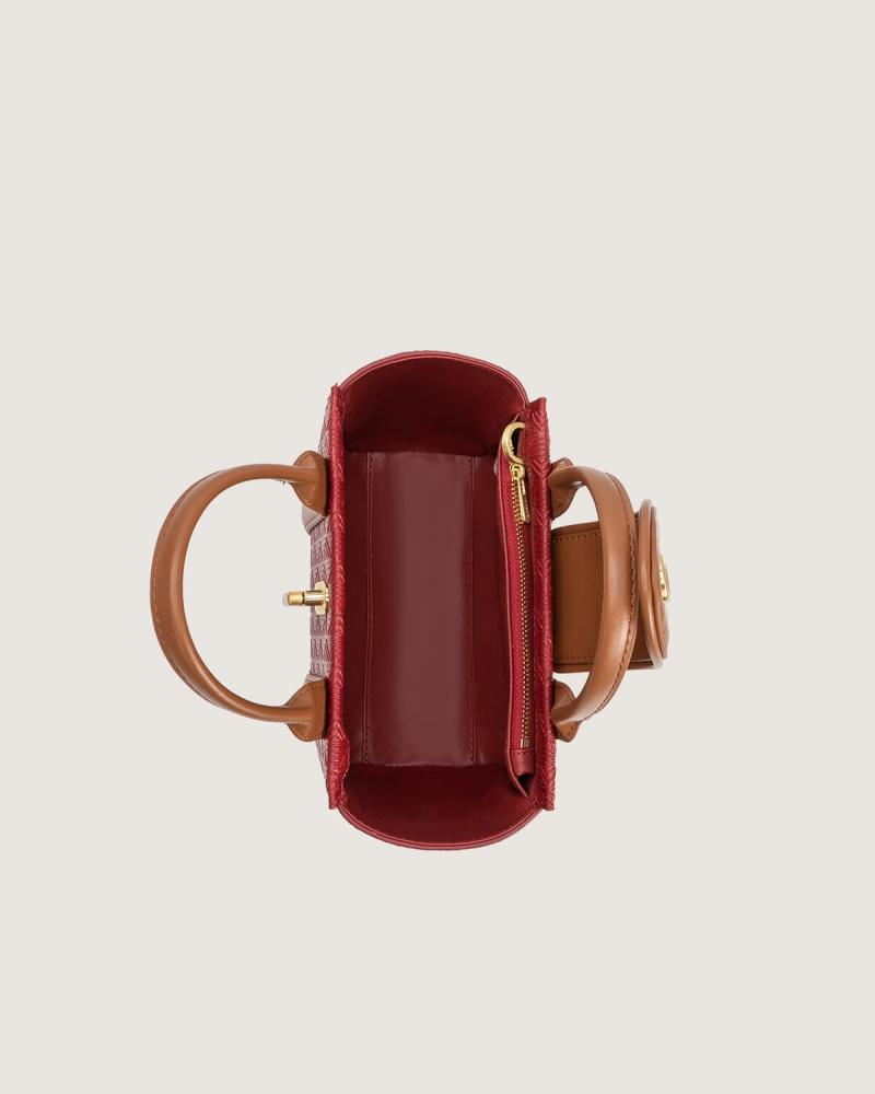 Women's bag with a practical design and a suitable size for everyday use, in a burgundy color.