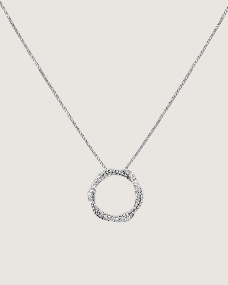 Women's necklace for an elegant presence in silver