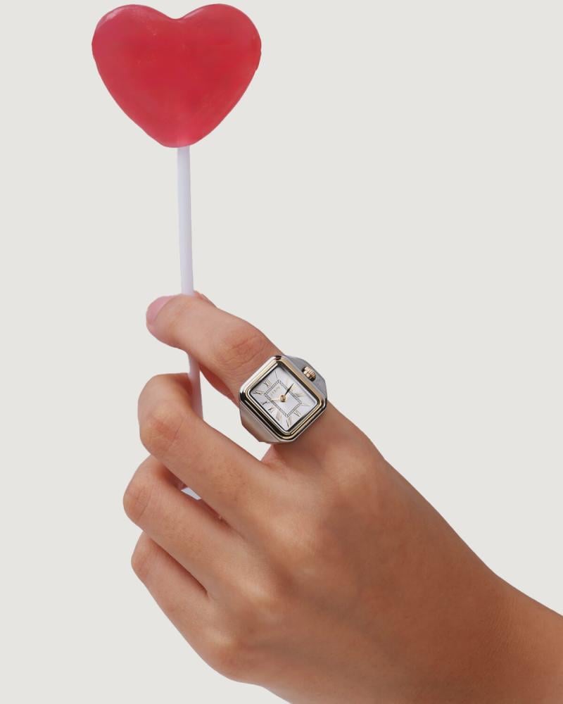 Ring watch with an innovative design in gold and silver