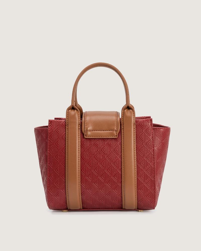 Women's bag with a practical design and a suitable size for everyday use, in a burgundy color.