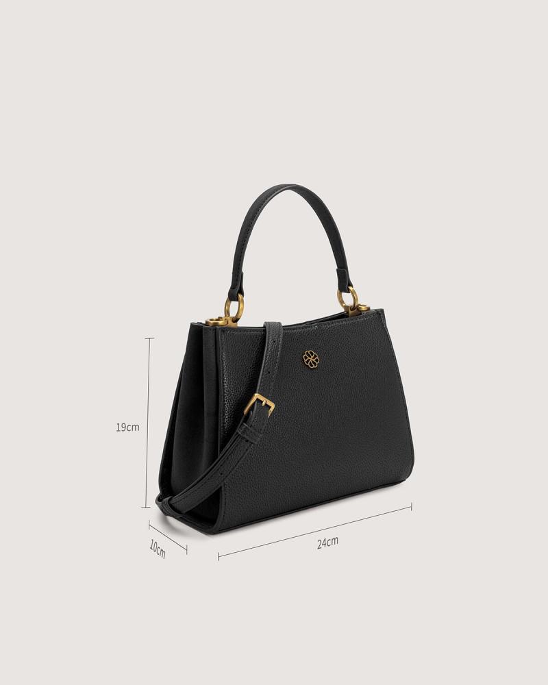 An all-time bag in black leather