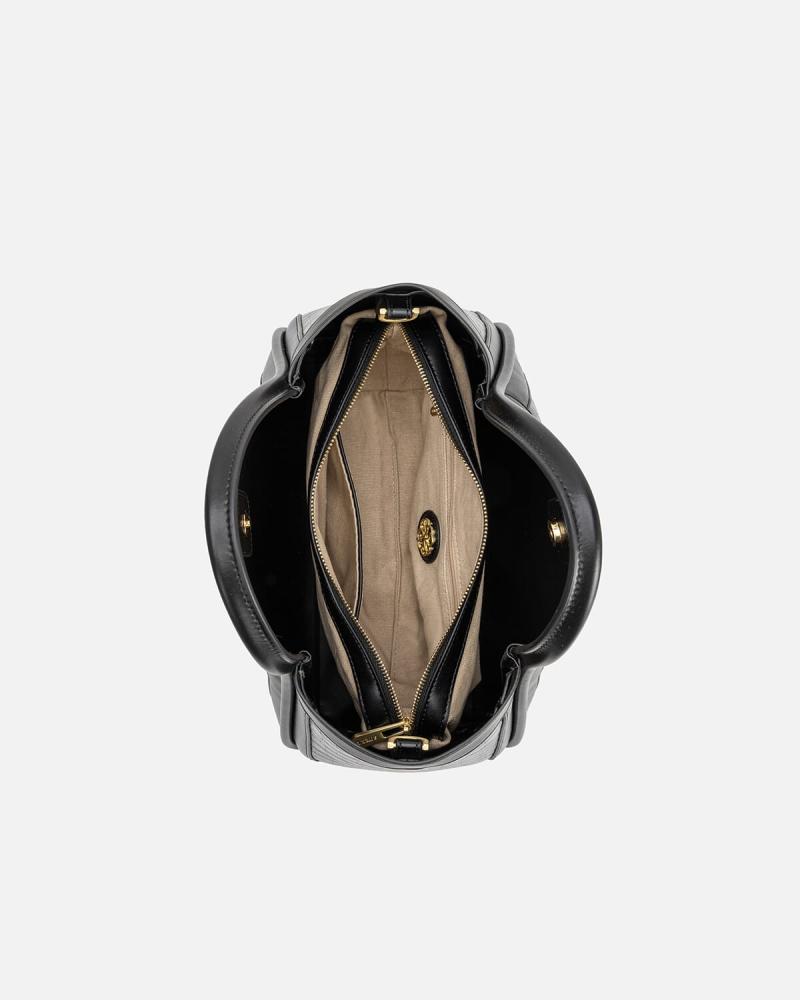 A bag with unique details and a spacious size for an everyday look, in black.