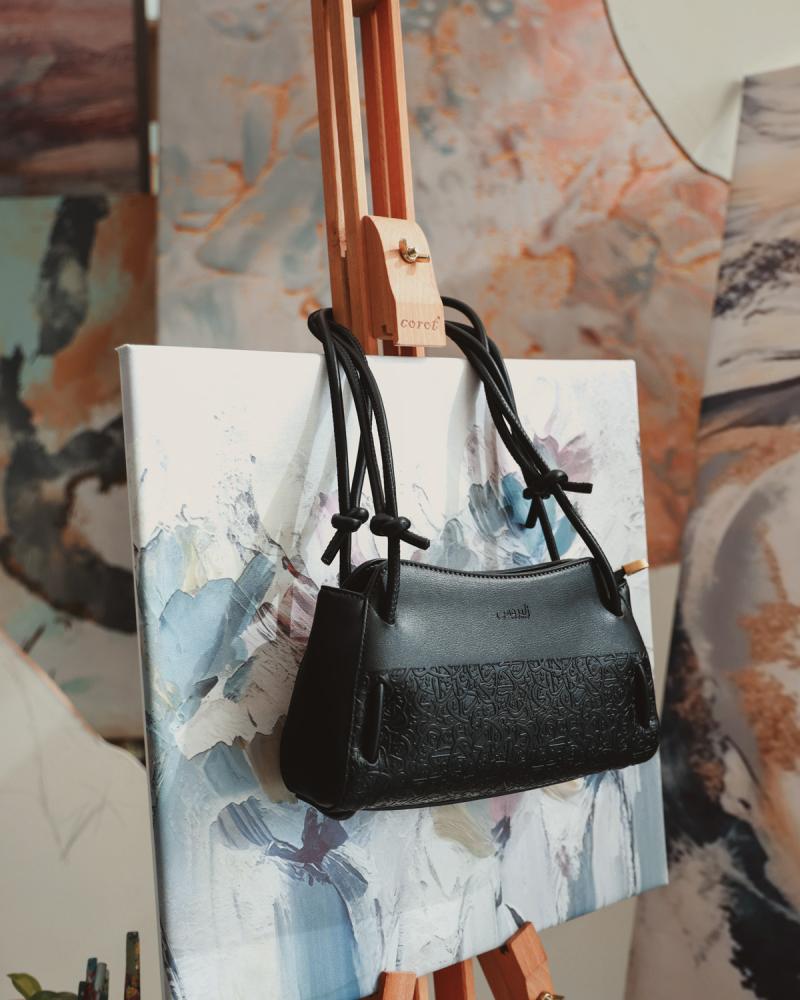 Women's medium-sized black handbag
