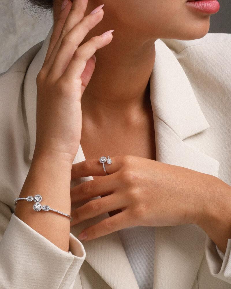 A distinctive women's set in silver