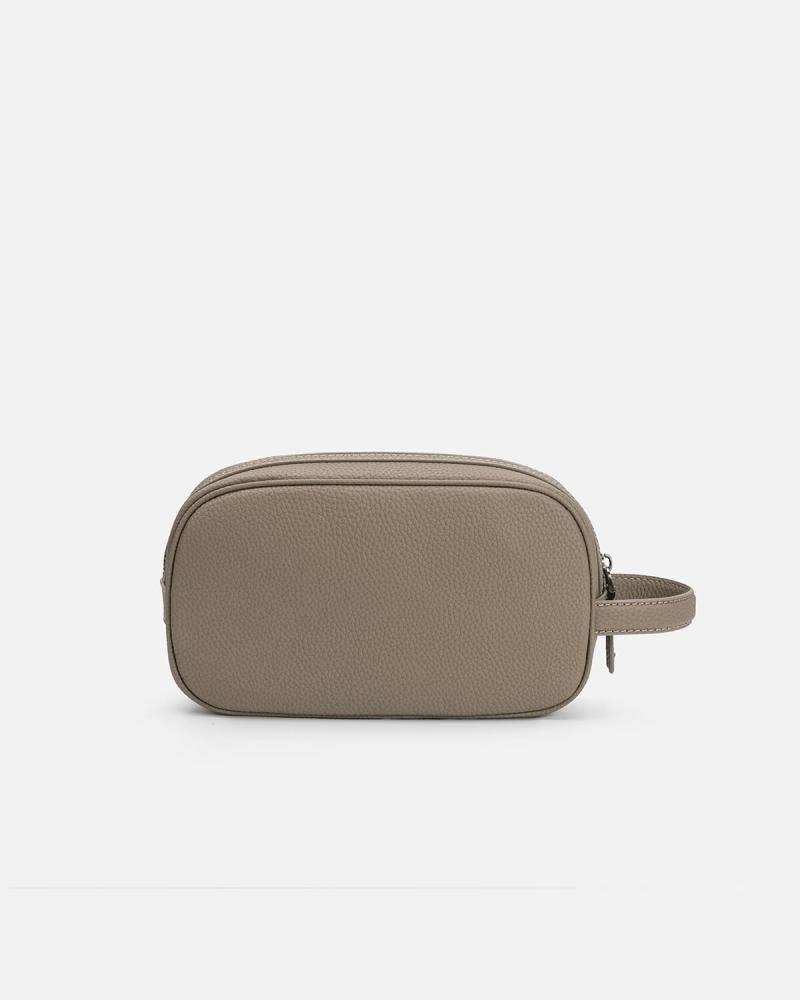 A men's bag that complements your style in an earthy color.