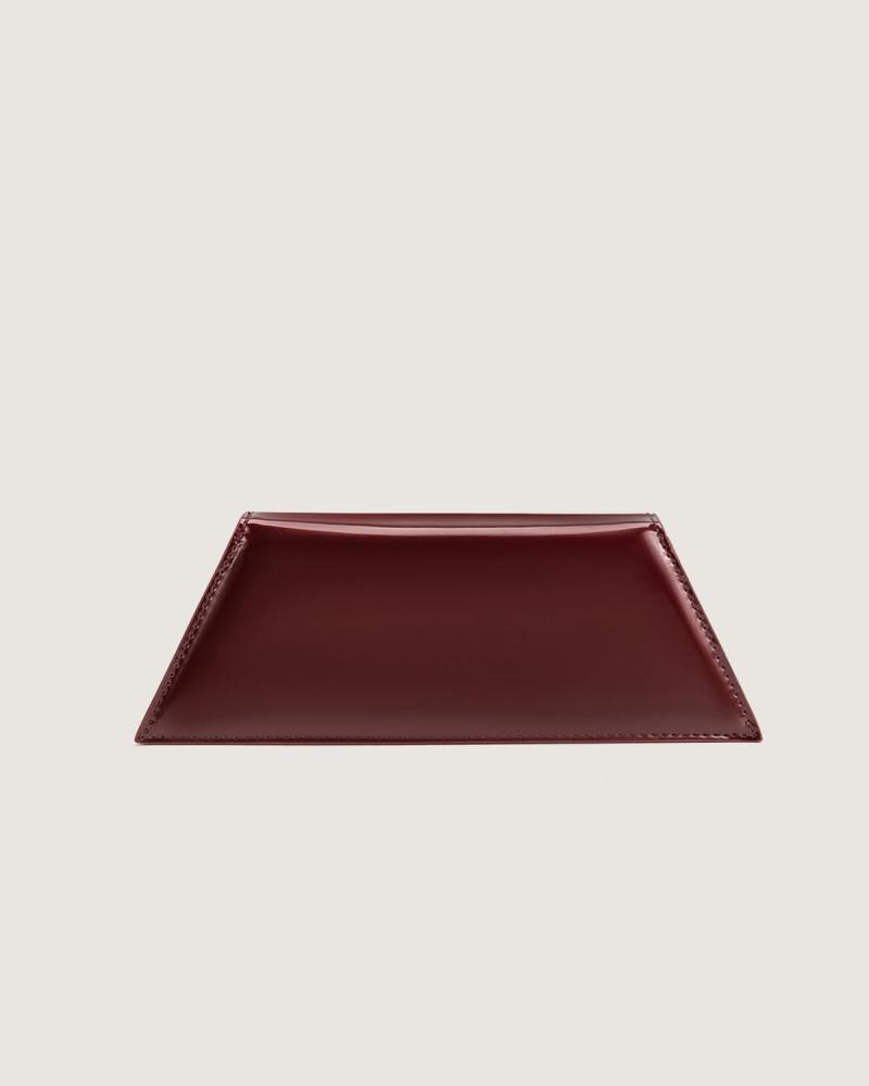 Medium-sized women's handbag for special occasions in burgundy color