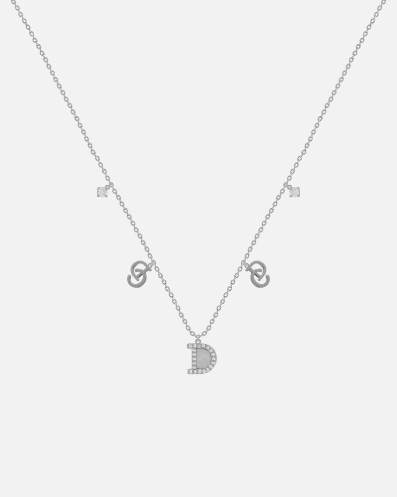 Elegant women's necklace in silver color