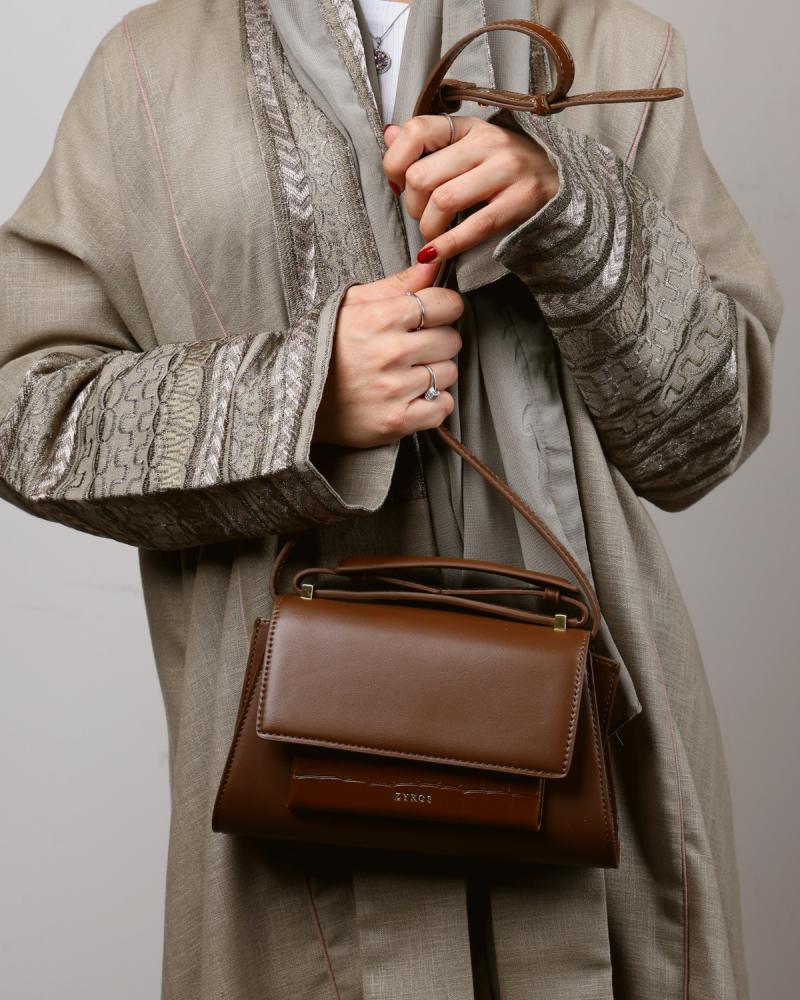 A bag that symbolizes elegance and suits all your looks in brown