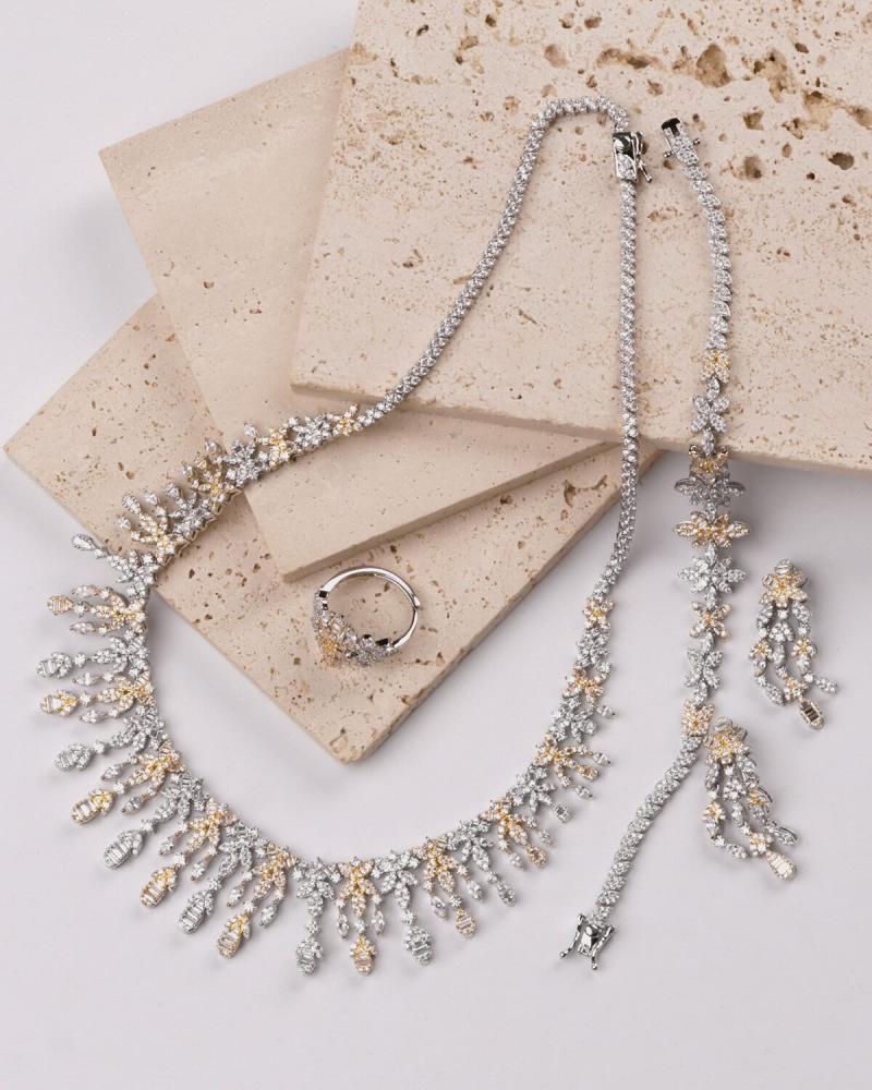 A luxurious women's gift: a watch and zircon set