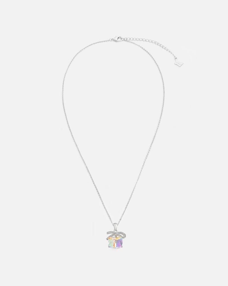 Women's necklace in silver with an attractive design