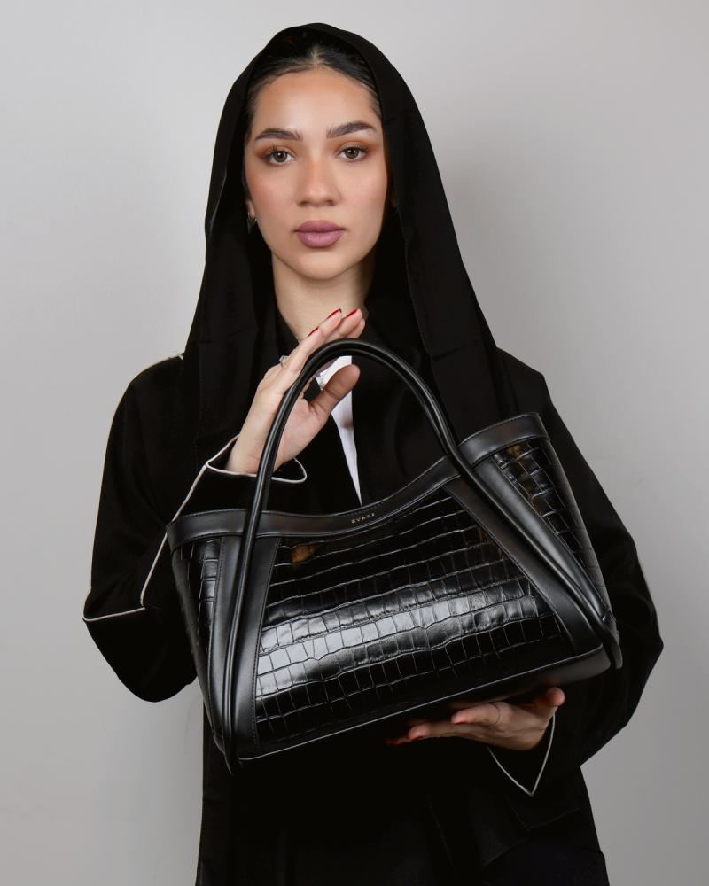 A bag with unique details and a spacious size for an everyday look, in black.