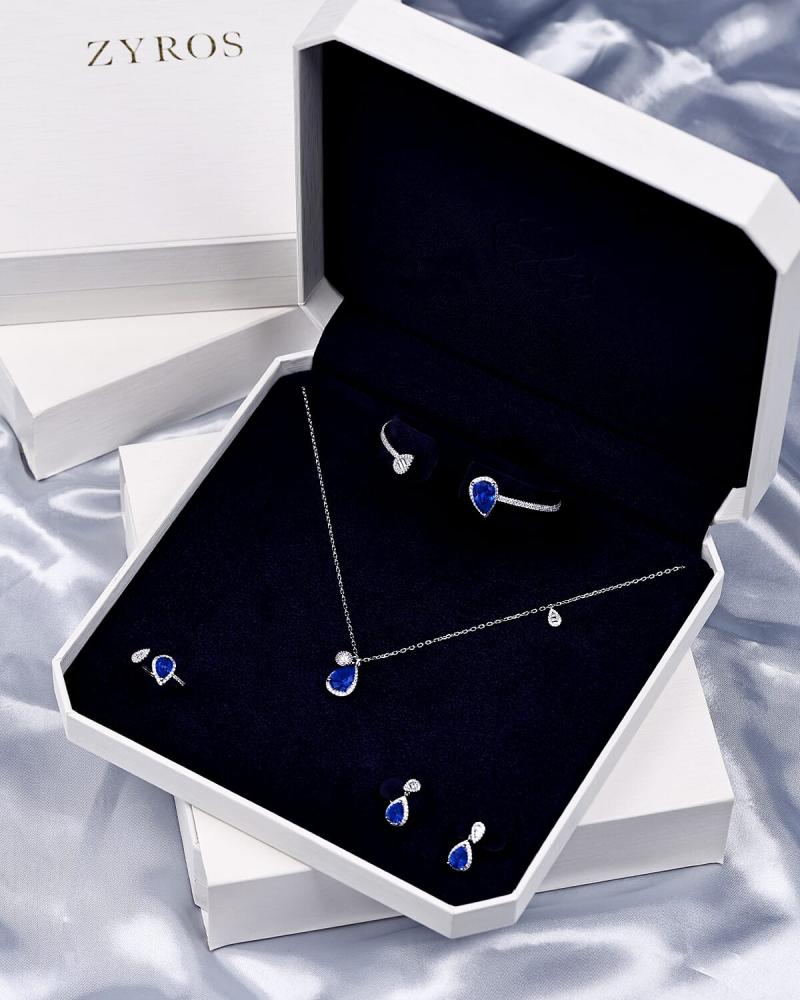 Women's zircon set with an eye-catching design