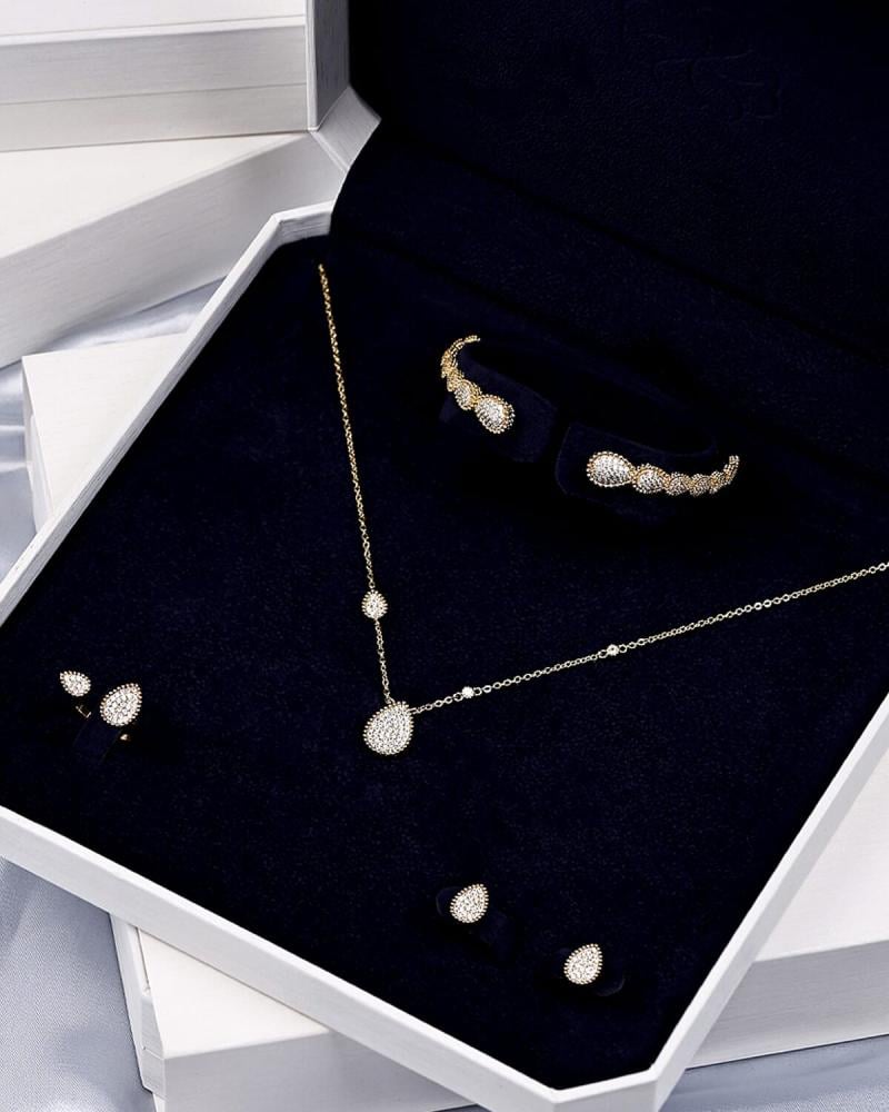Women's zircon set with an attractive design