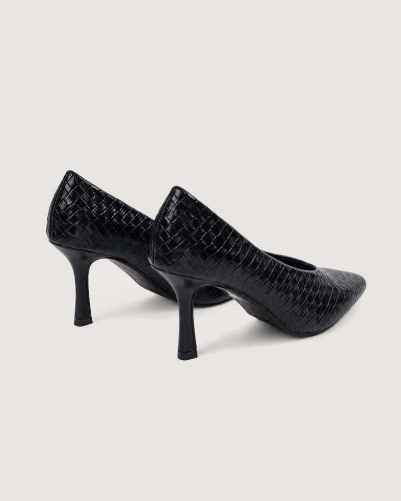 Women’s leather heel shoes in black color