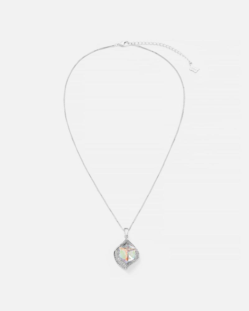 A distinctive women's necklace in silver