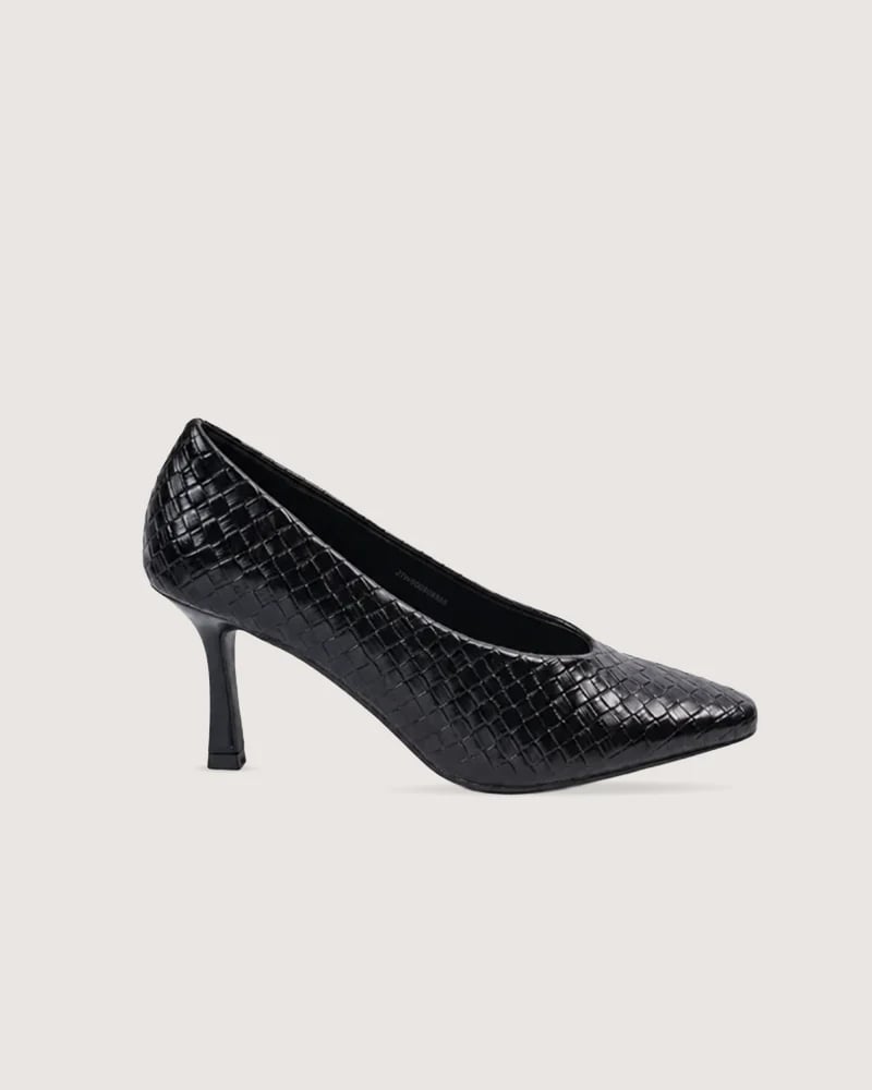 Women’s leather heel shoes in black color