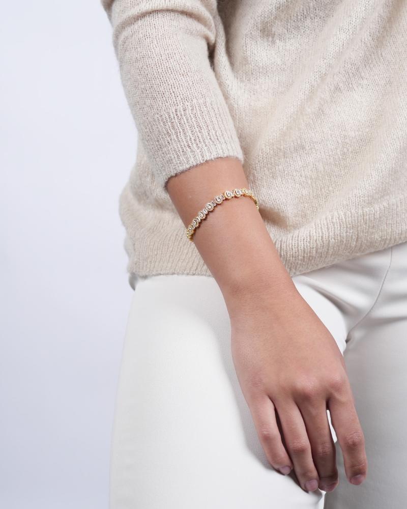 A distinctive women's bracelet in gold