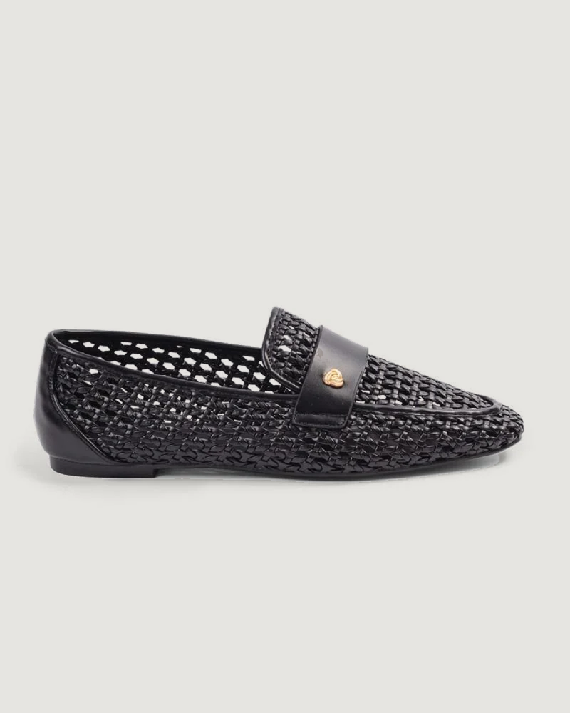 Closed-toe women’s leather shoes in black color