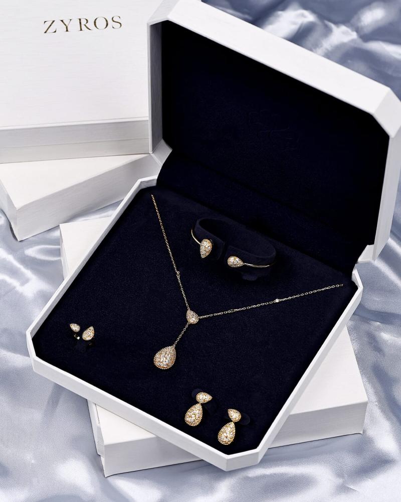 Women's zircon set with an attractive design