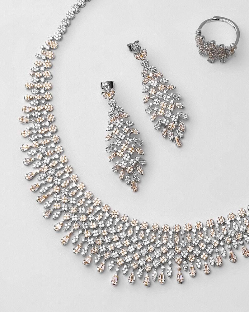 A luxurious women's gift in silver and gold