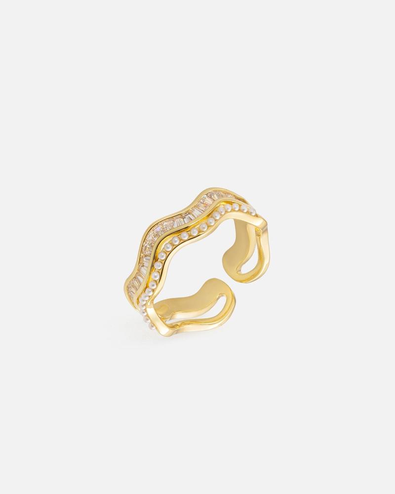 A distinctive women's ring in gold color