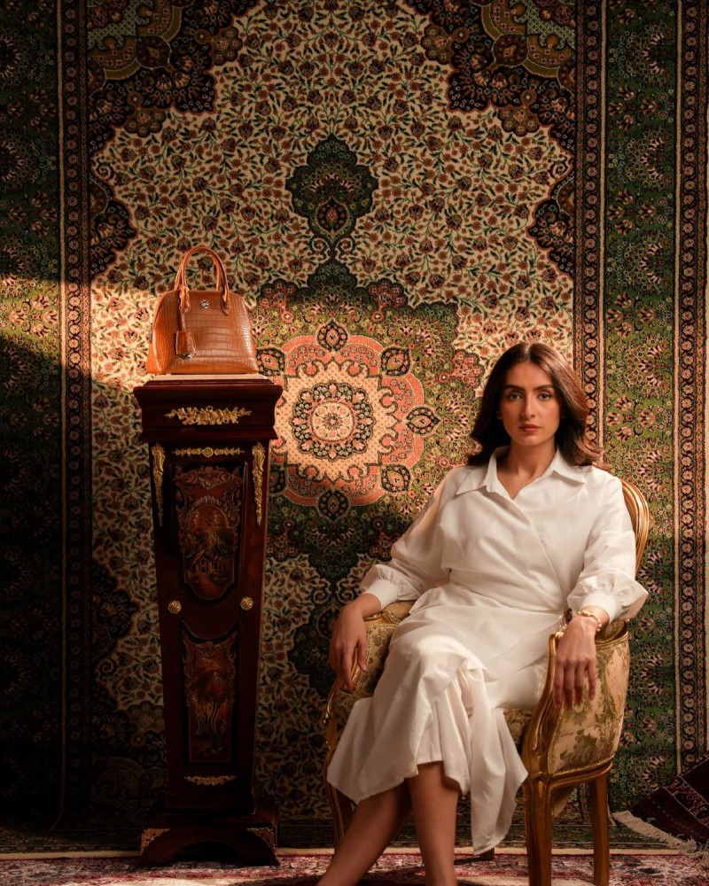 شنطة نسائية أنيقة من الجلد بلون بني