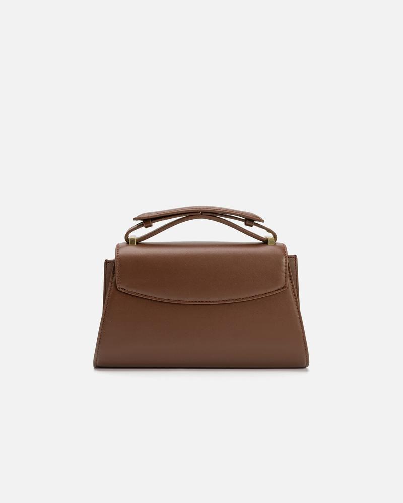 A bag that symbolizes elegance and suits all your looks in brown