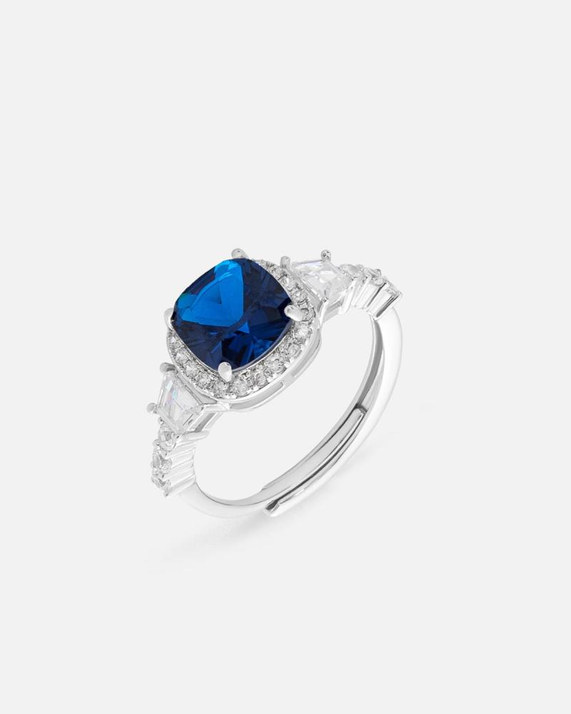 Women's ring with an eye-catching design in silver