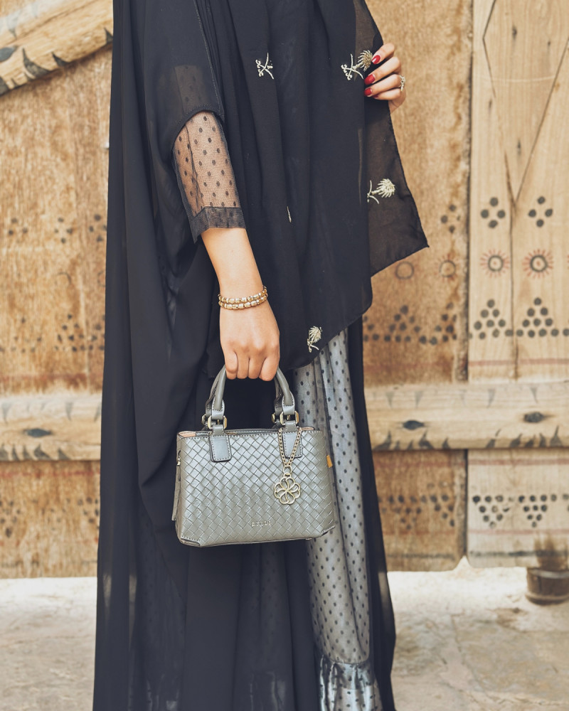 شنطة نسائيه من الجلد بلون رمادي