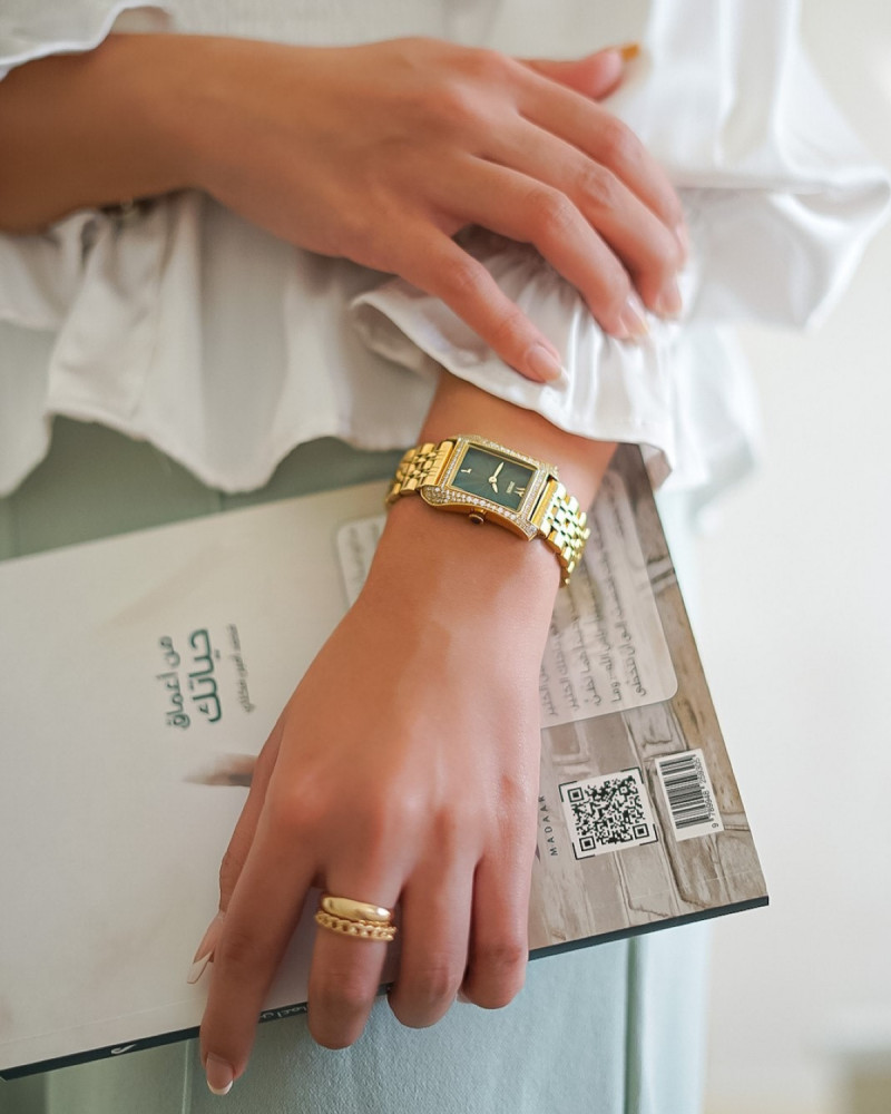 ZOS081L | Women's watch with an attractive and modern design in gold-tone steel