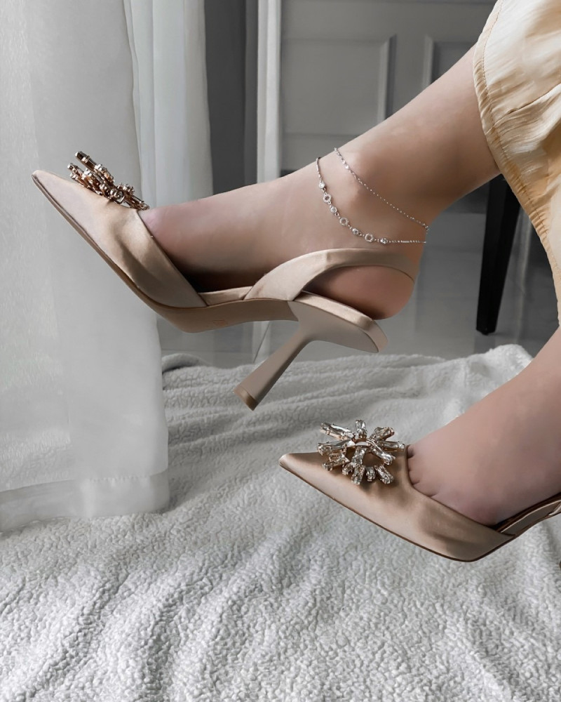Women's anklet in silver color with an modern style