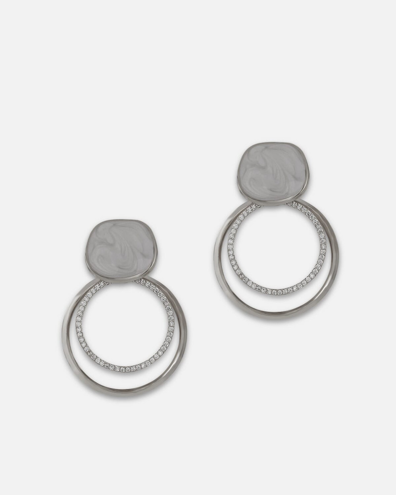 Women's silver ring with an elegant design
