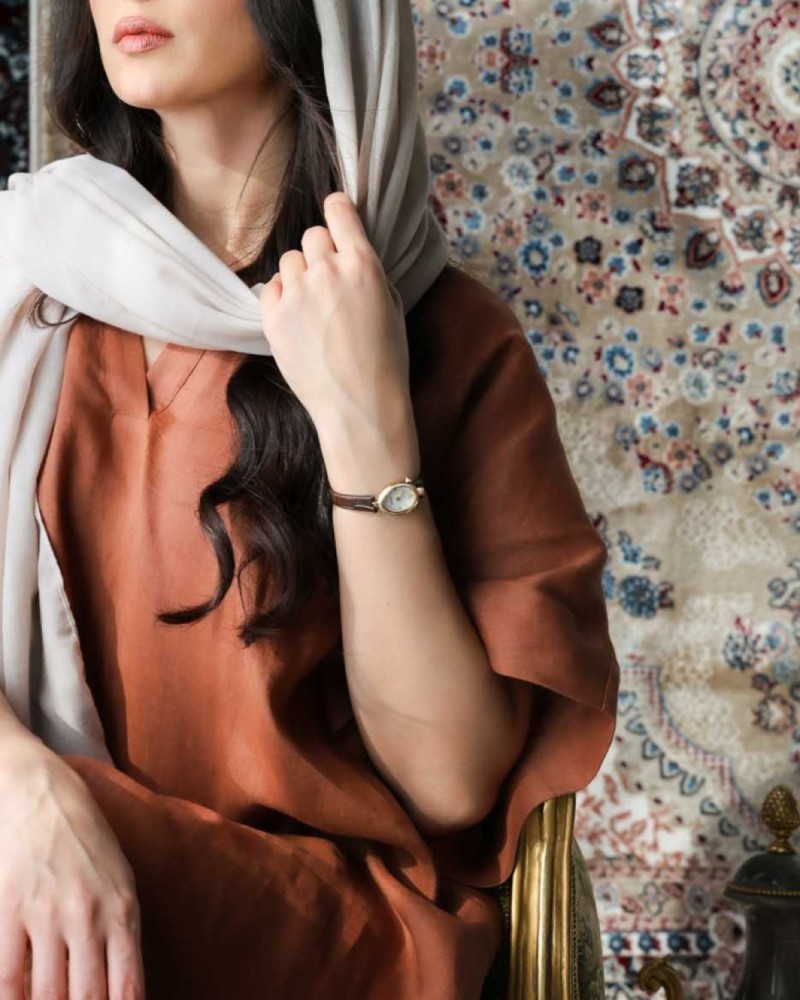 ساعة نسائية بتصميم مثالي بلون بني