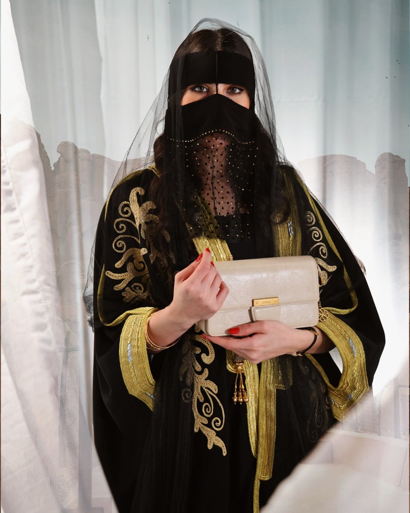 شنطة نسائية بتصميم أنيق بلون بيج