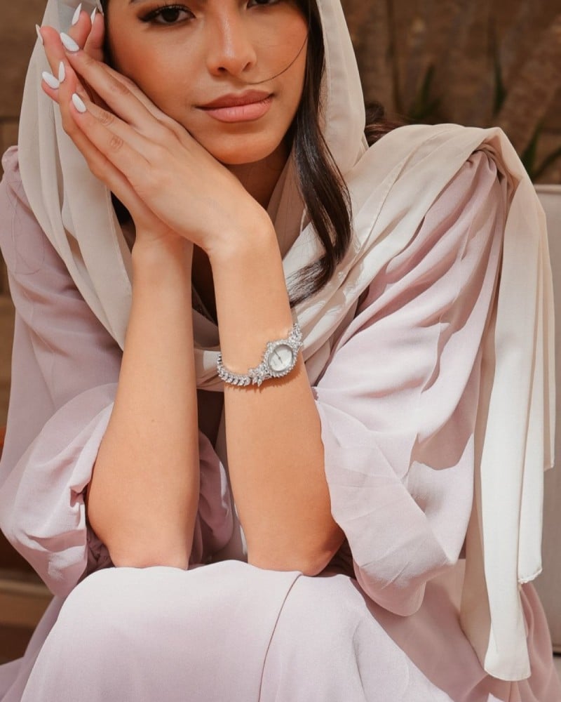 ساعة نسائية بتصميم ملفت بلون فضي