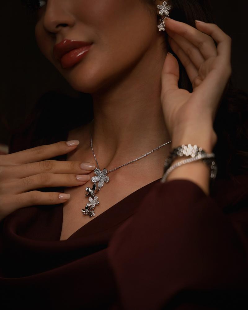 هدية نسائية تعبر عن الأناقة بلون فضي