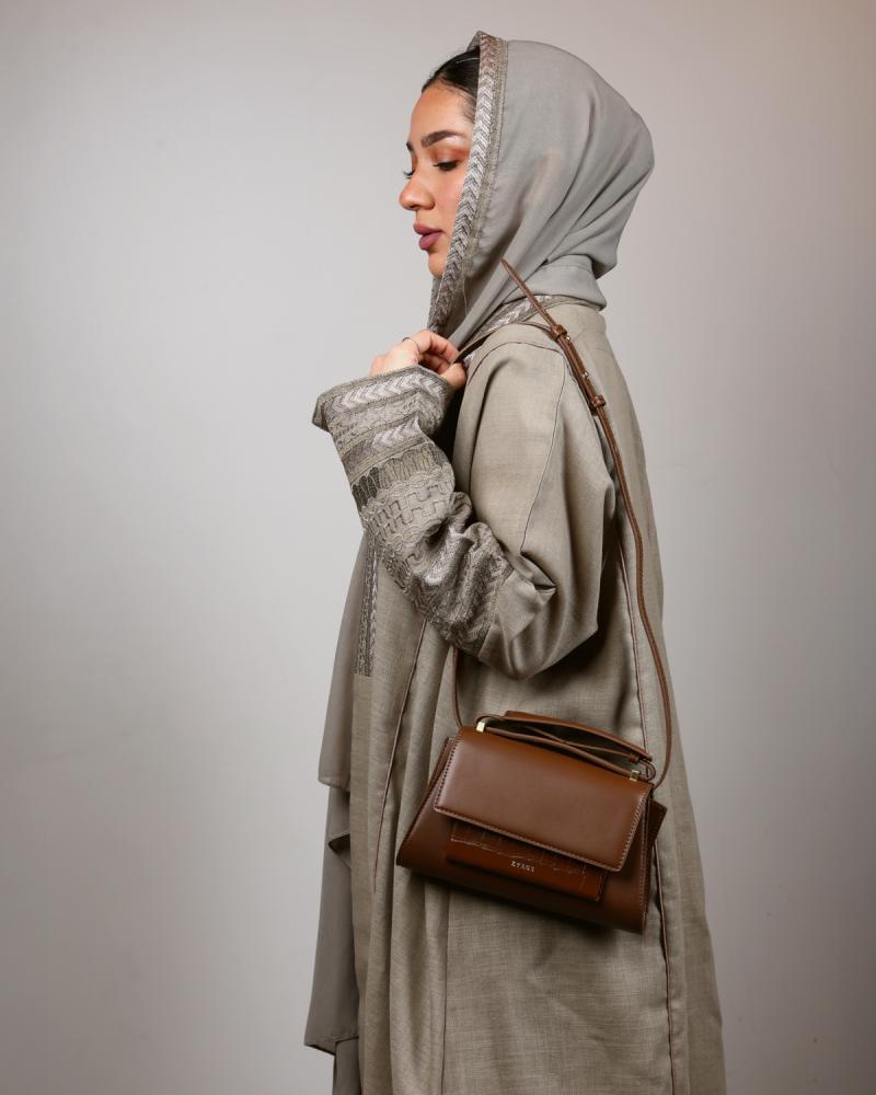A bag that symbolizes elegance and suits all your looks in brown