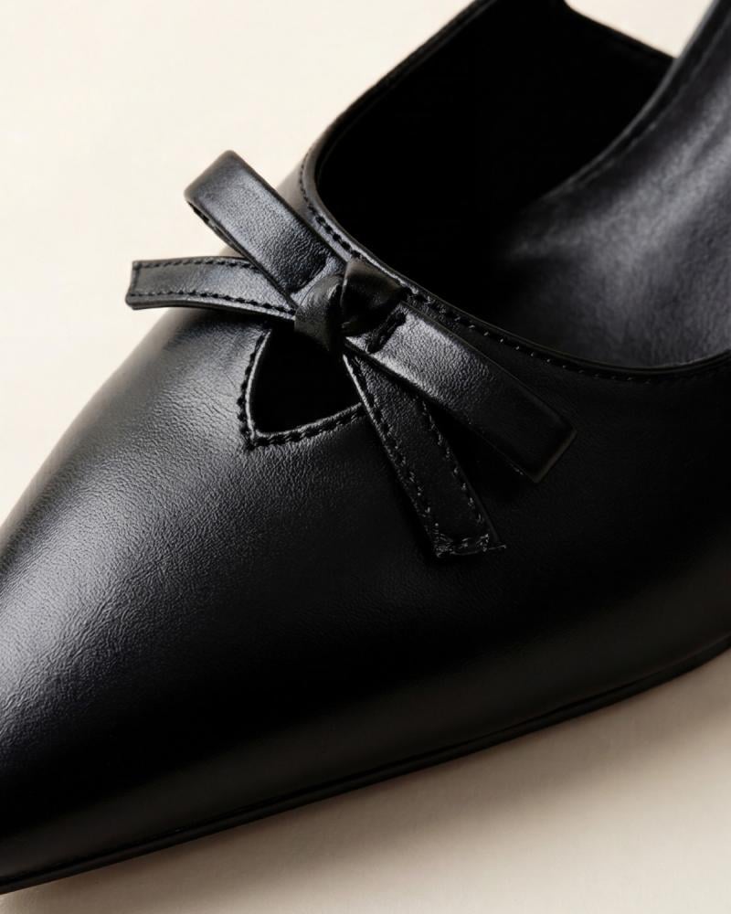 Elegant women's shoes with a medium heel in black