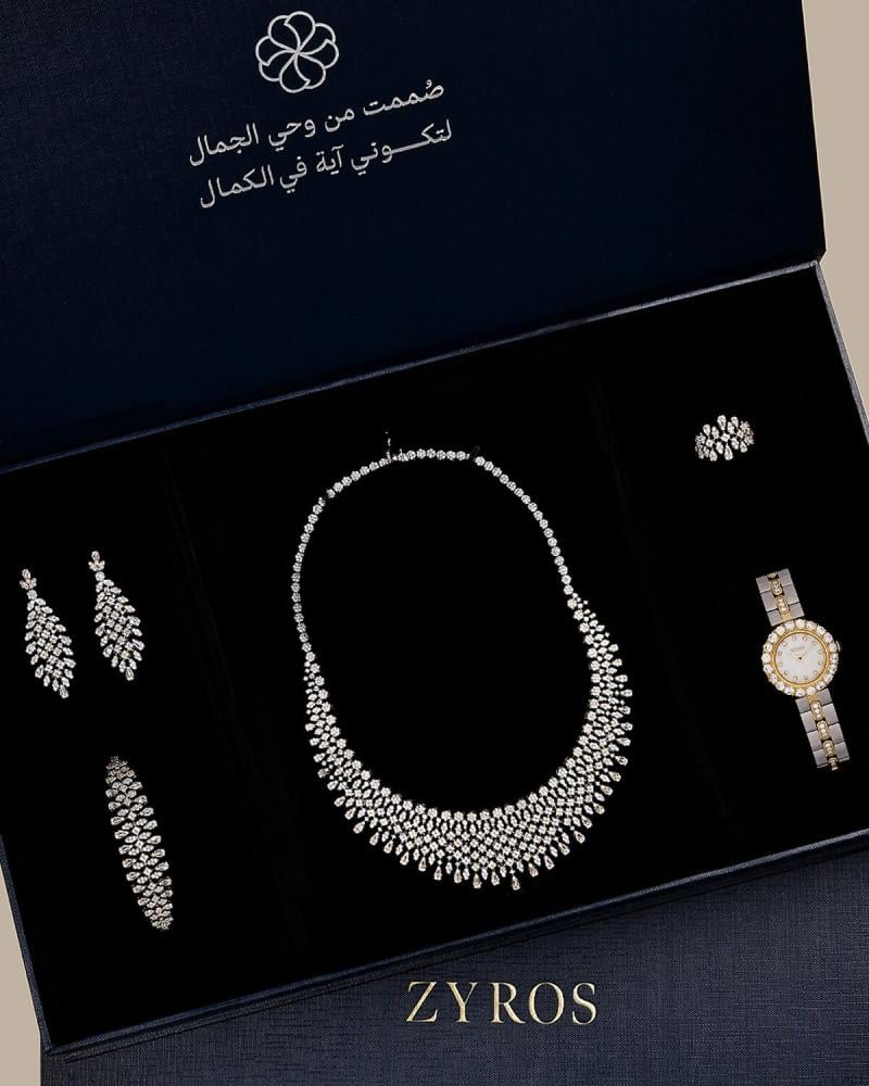 A luxurious women's gift in silver and gold