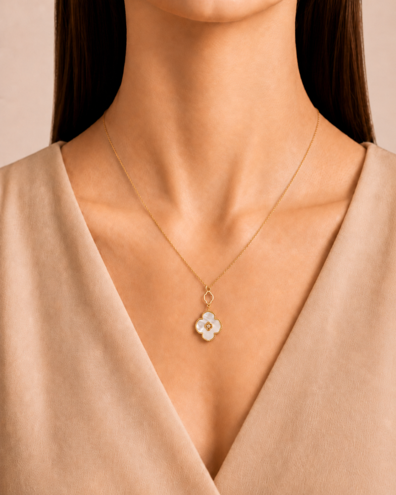 Women's necklace with an elegant design in gold color