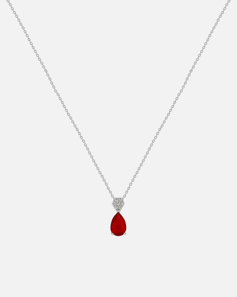 A distinguished women's chain in silver color