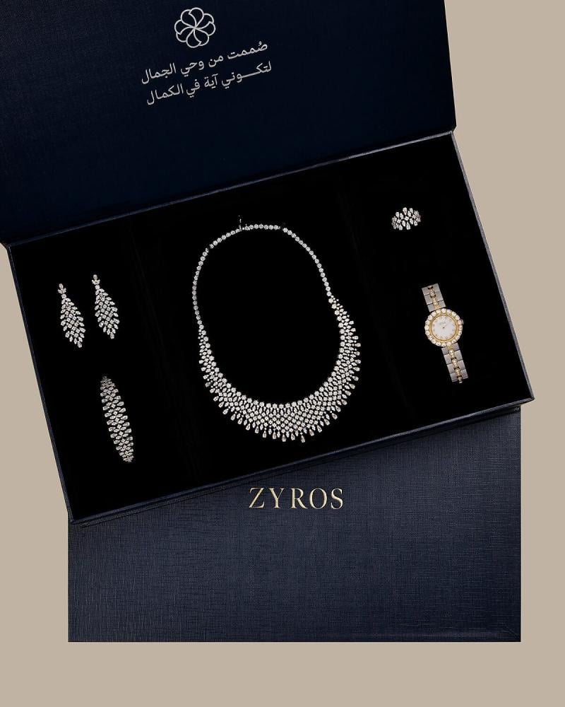 A luxurious women's gift in silver and gold