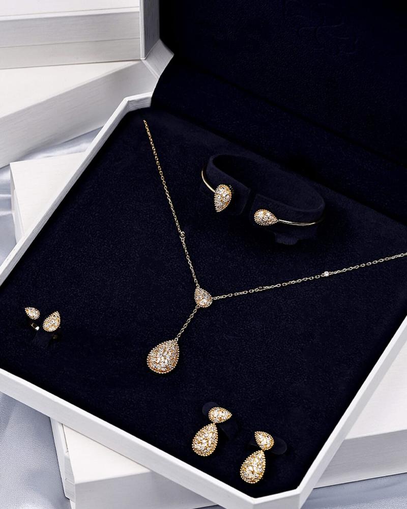 Women's zircon set with an attractive design