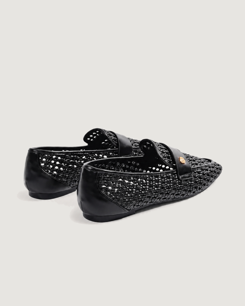Closed-toe women’s leather shoes in black color