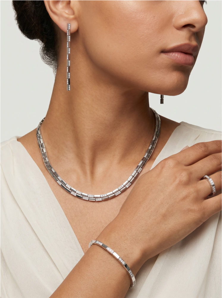 Women’s accessory set with a unique design in Silver